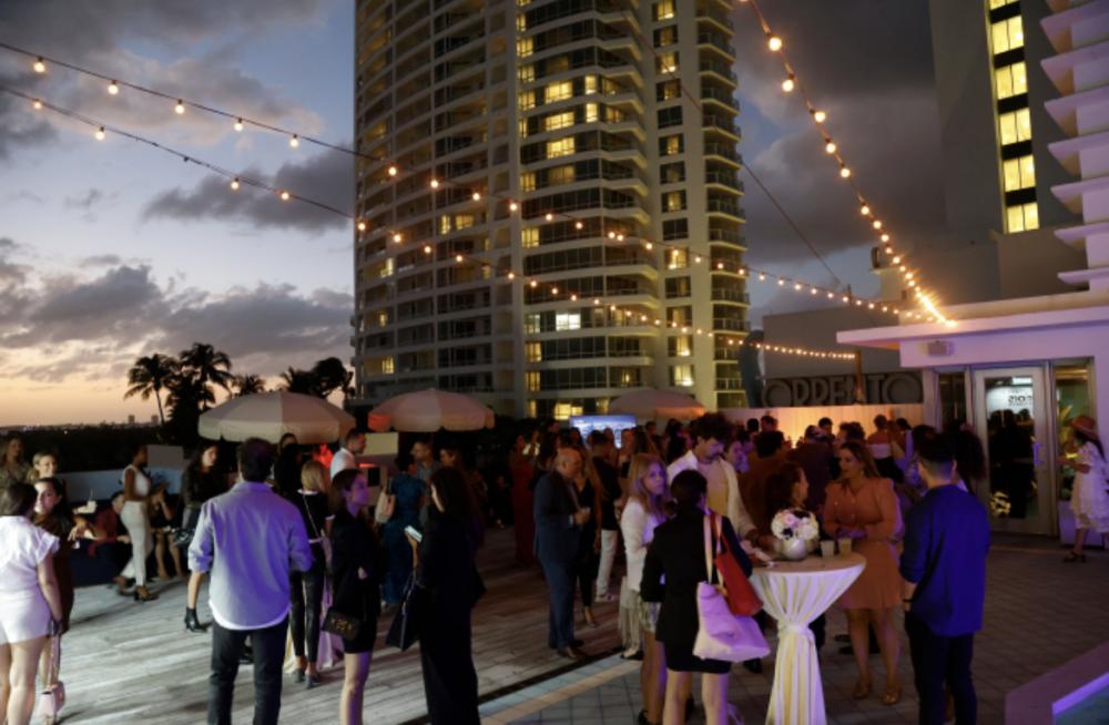 Expostion collective Modern Luxury Interior Magazine 10th anniversary Celebration/ Soho Pool House/ Miami, Etats-Unis